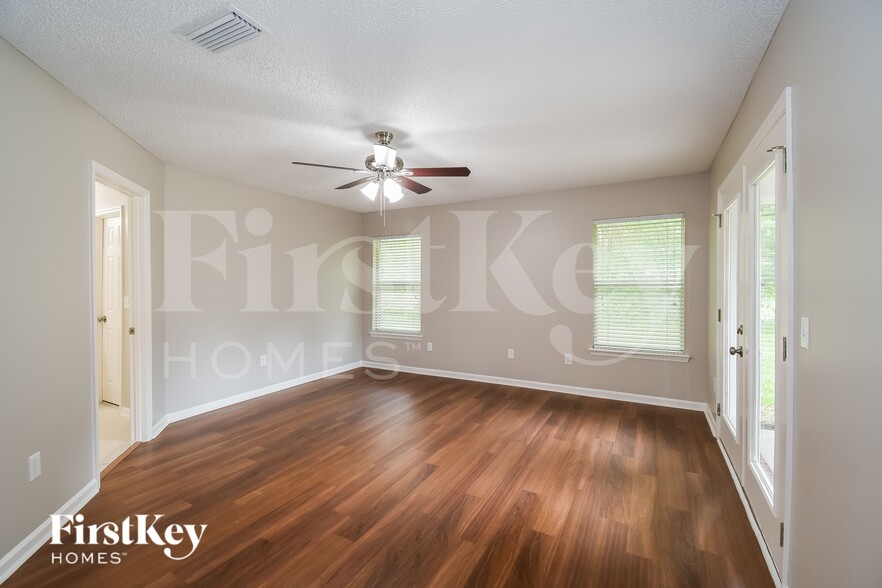 Building Photo - 5714 Plum Hollow Dr W