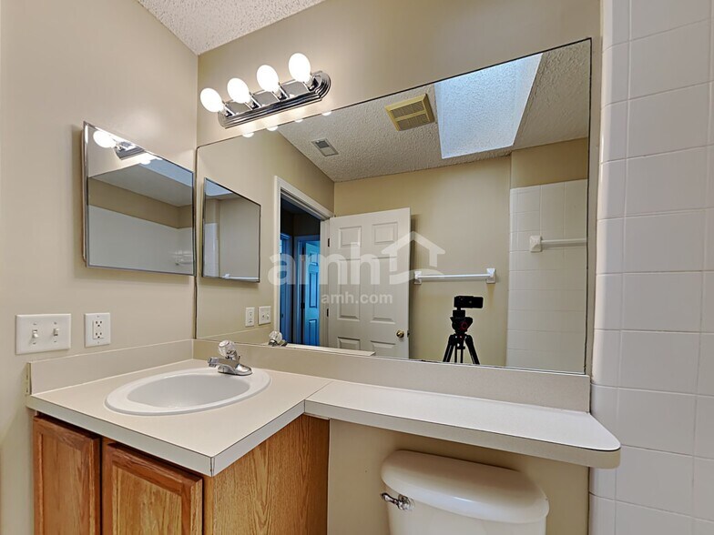 Building Photo - 2562 Glenfield Dr