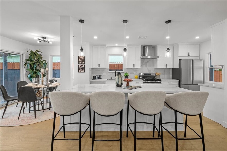 Building Photo - 5815 Saloma Ave