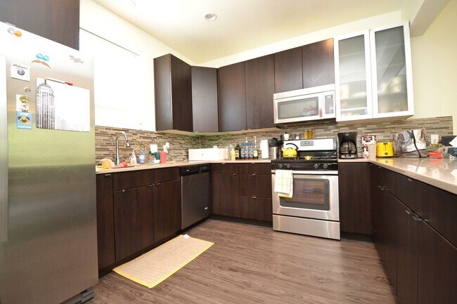 Building Photo - Modern 3 Bedroom 3 Full Bathroom Townhome in Midvale!!!