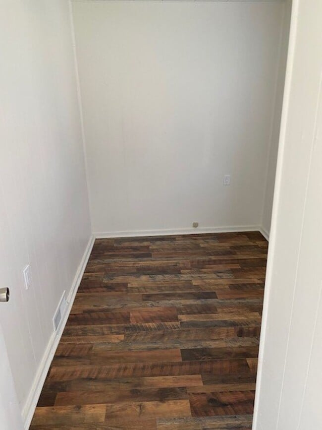 Building Photo - 27 8th Ave W