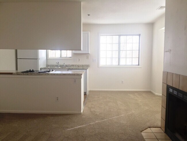 Building Photo - 2-Bedroom Condo in Northeast Boulder's Kin...