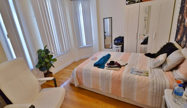 Building Photo - Charming 3 Bedroom-No Broker fee