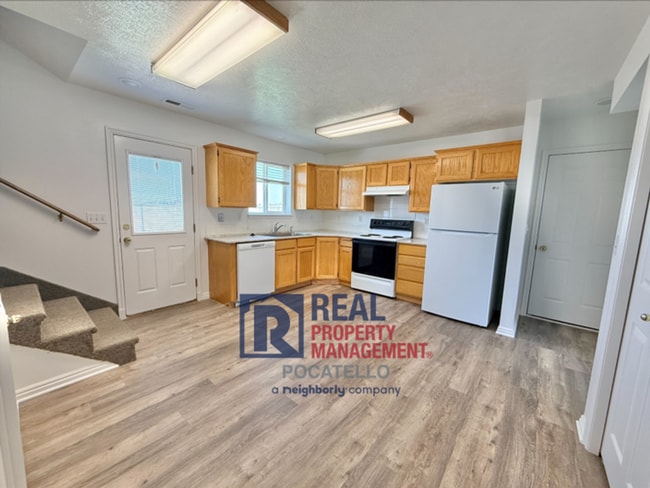 Building Photo - 3 Bedroom 1.5 Bath Apartment - 1 car garage