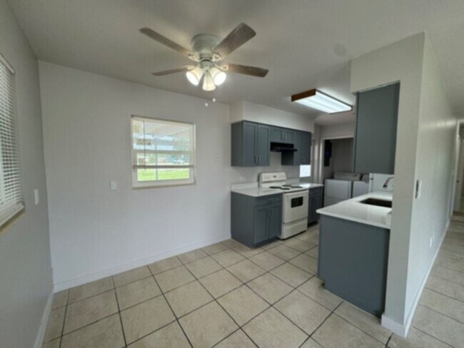 Building Photo - New Kitchen, Fresh Paint and a Large Screen in Lanai!