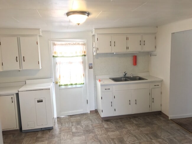 Building Photo - Cozy One Bedroom House Available in Centra...