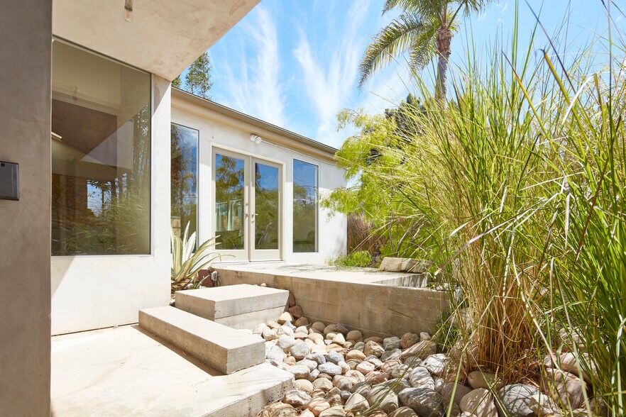 Transition space to garden - 703 Palms Blvd