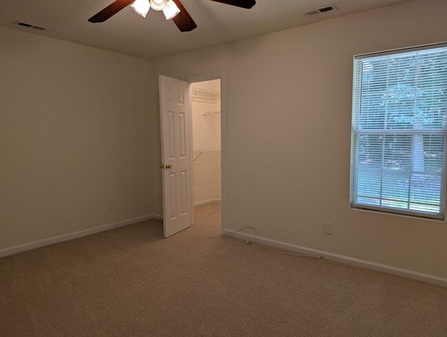 Building Photo - Move In ready Ranch style home located in ...