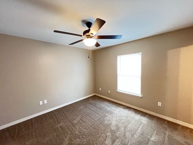 Building Photo - INCREDIBLE 3 Bedroom, 2 Bathroom Home in Ocala!!