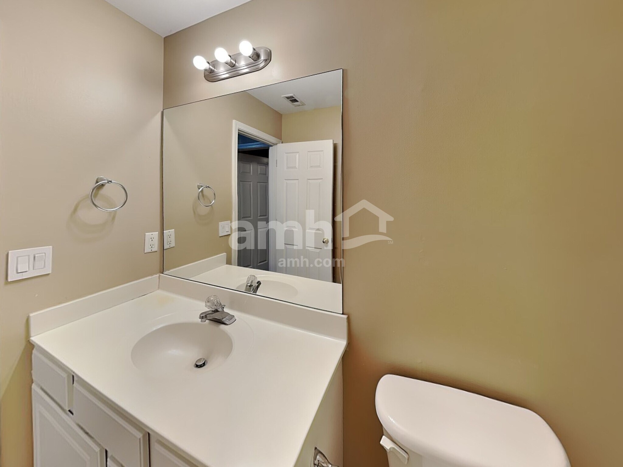 Building Photo - 1584 Silver Ridge Dr