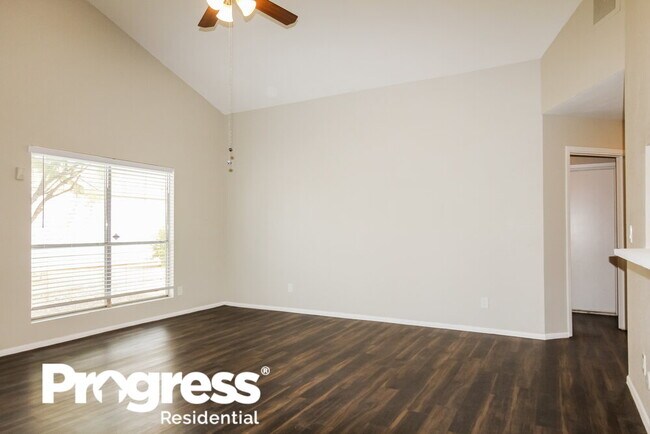 Building Photo - 7748 W Paradise Dr