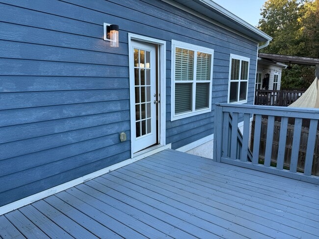 Building Photo - Spacious & Convenient!