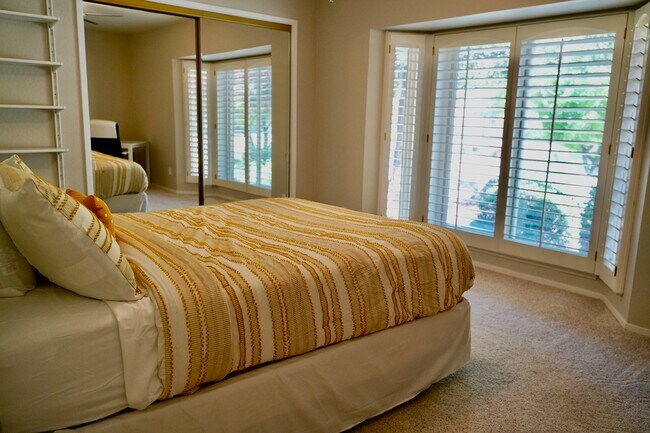 Building Photo - 836 E Serena Ave