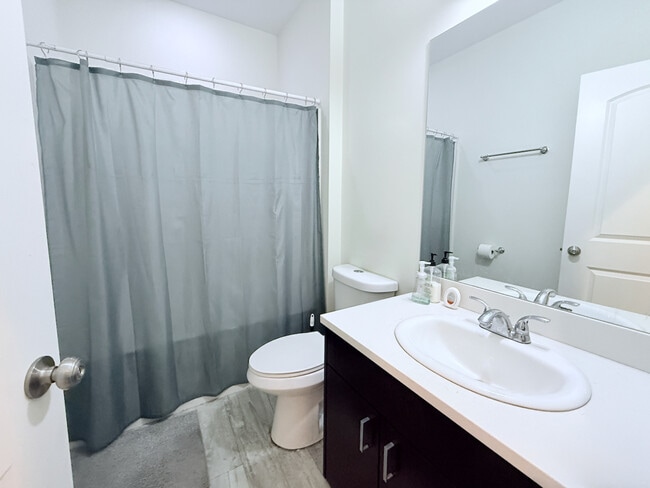 Building Photo - 1750 W North Ave