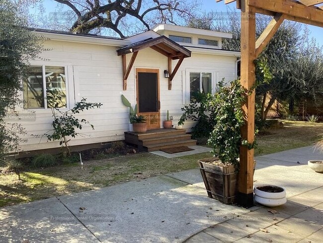 Building Photo - Wine Country Living at Its Finest