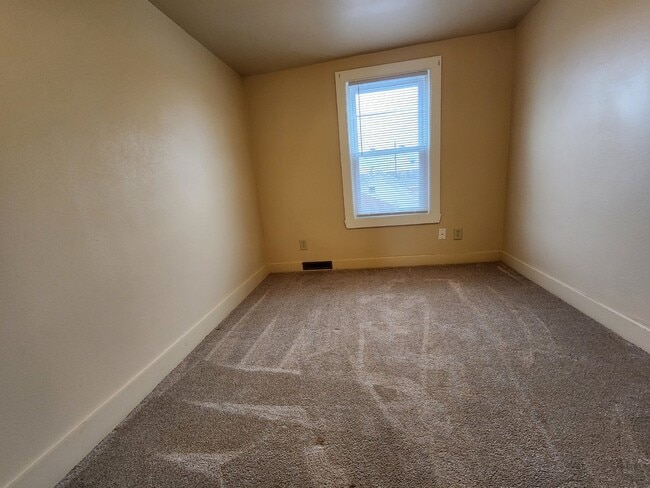 Building Photo - Large 4-Bedroom Home with a Spacious Layout.