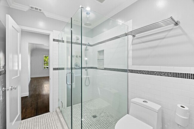 Building Photo - 1516 S Crest Dr