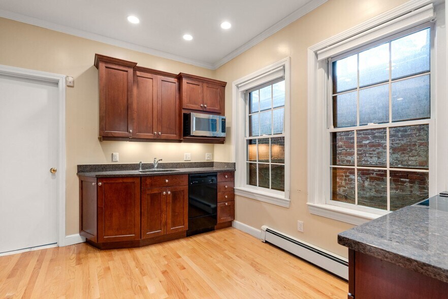 Building Photo - 43 Irving St