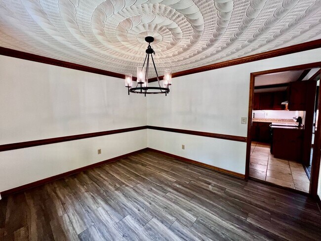 Building Photo - 4 bedroom ranch in the desirable Bellamy W...