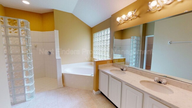 Building Photo - 11861 Lake Fern Dr