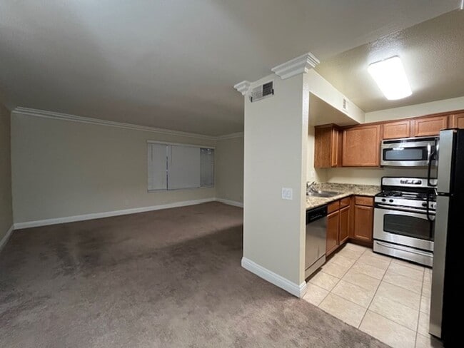 Building Photo - 1 Bedroom 1Bathroom Burbank Condo! Ready for Move-In!