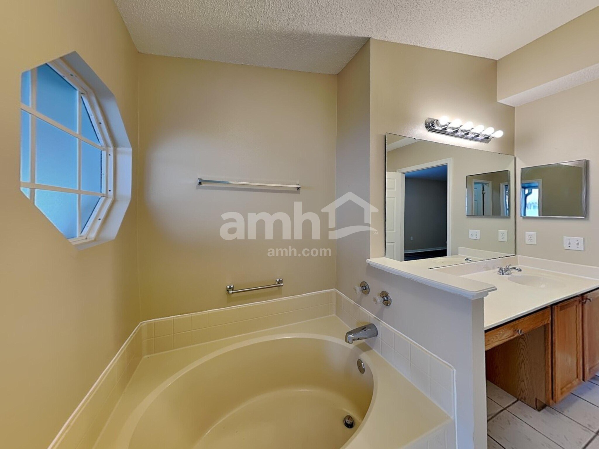 Building Photo - 16027 Dorchester Blvd