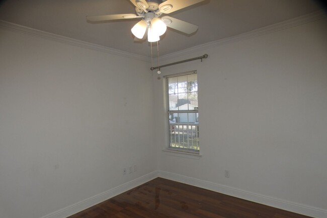 Building Photo - Great Duplex Available in Pensacola