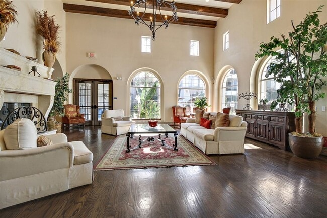 Building Photo - Spacious Top Floor Condo in Resort Style C...