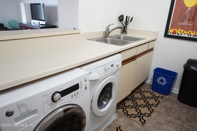 Building Photo - 222 14th Ave N