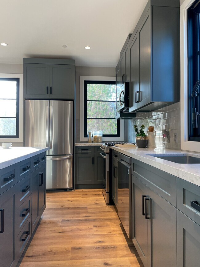 Building Photo - 1348 S Burnside Ave