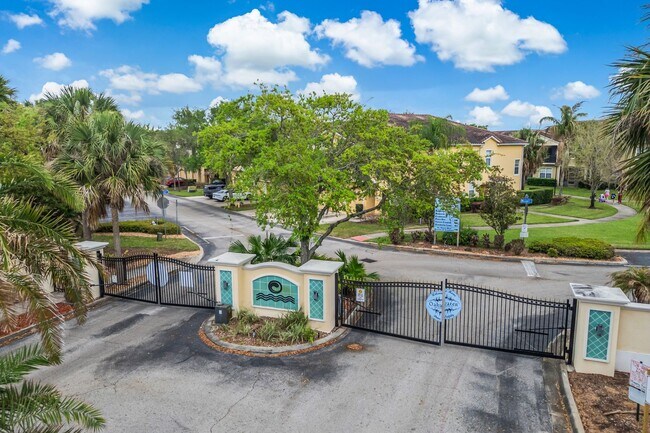 Building Photo - Spacious 3/2 Condo in the Gated Oakwater Community with Single Car Garage! Brand new carpets and ...