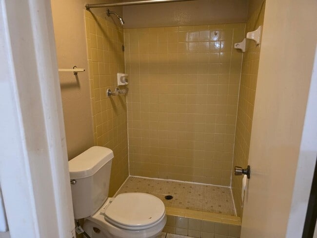 Building Photo - Move-In Ready 2BR/2BA Triplex with Patio & Parking in Prime Location