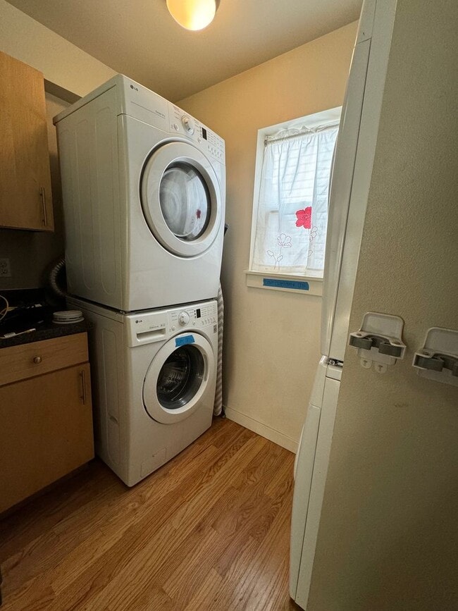 Building Photo - Spacious 9-Bedroom Home in Seattle’s Unive...