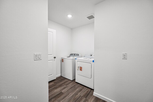 Building Photo - 1855 Yance Dr