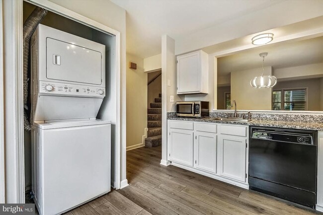 Building Photo - 13 Janwall Ct