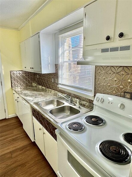 Building Photo - 641 Groveland Dr