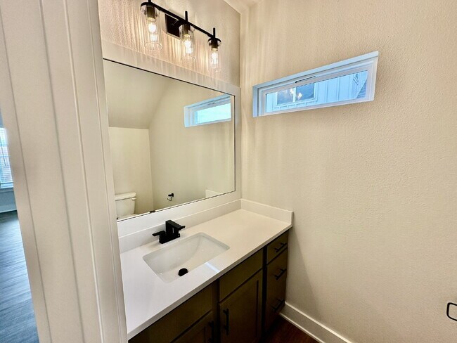 Building Photo - 2805 SW Hampshire Ave