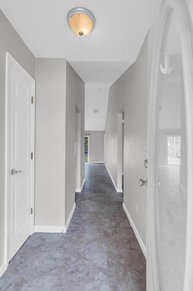 Building Photo - "Spacious 3-Bedroom Home with 2 Full Baths in the Heart of Palm Coast!"