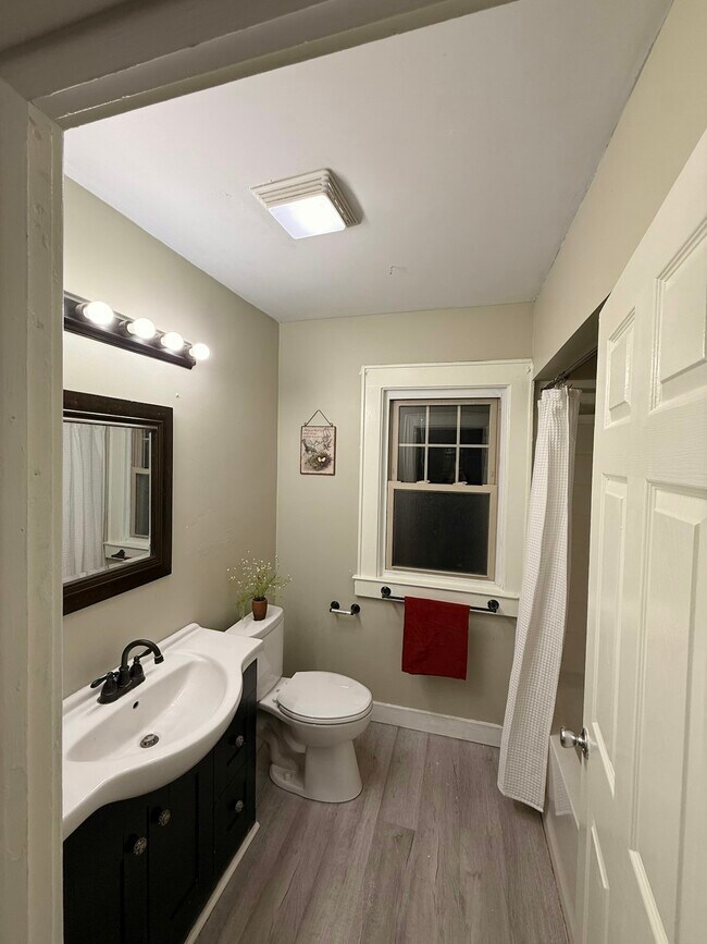 Building Photo - 721 Salt Springs Rd