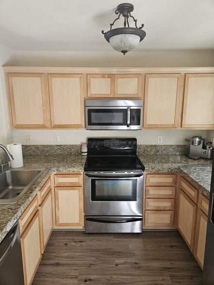 Kitchen - 895 SW 170th Ave