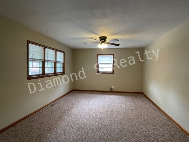 Building Photo - Adorable 2 Bedroom Available Early September!