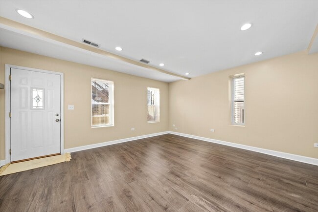 Building Photo - 552 W Cullerton St