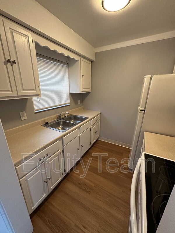 Building Photo - 5933 Oakwood Ave