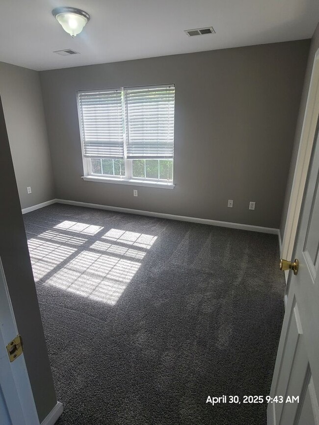 Building Photo - End Unit Town Home in Waynesboro, PA!