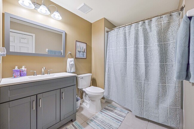 Building Photo - **Annual Lease -  Naples 2/2Furnished Cond...