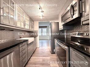 Building Photo - Charming 3BR/2.5BA Townhouse in Charlotte!