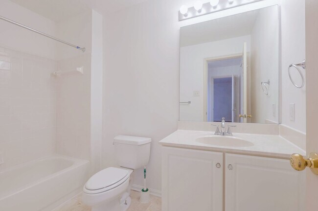 Building Photo - Beautiful 4 BR/3.5 BA Single-Family Home i...