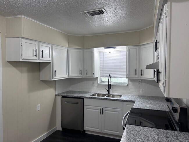 Building Photo - 7918 Woodlyn Rd