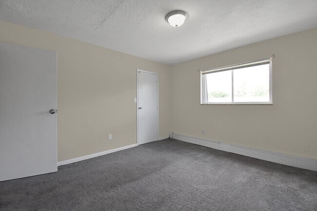 Building Photo - 2 Bedroom Townhouse w/Basement Apartment
