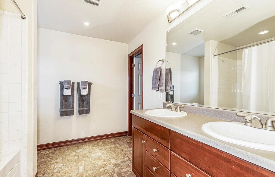 Master Bathroom - 17381 Waterhouse Cir